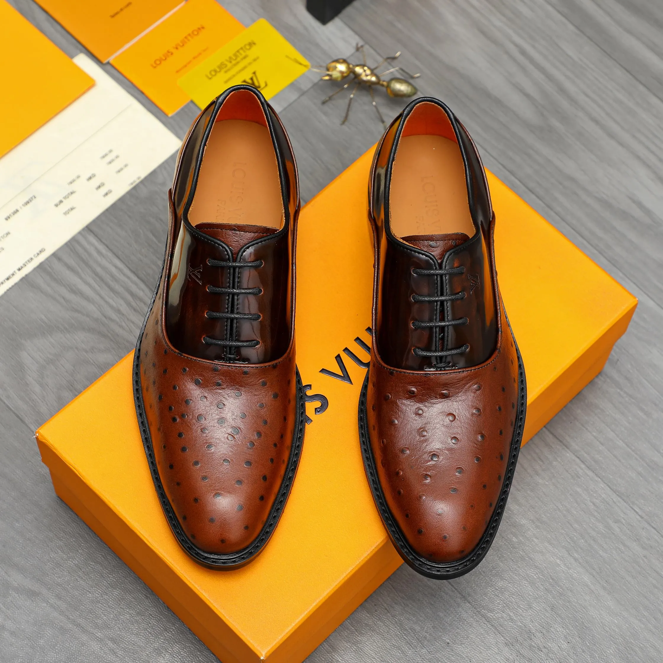 Men's shoes 💰p460 Product trademark: LV (Louis Vuitton) business lace-up formal leather shoes. Regular size: 39-44 (38.45 custom-made, non-refundable) Product materials: Selected high-quality ostrich pattern cowhide spliced ​​with pearlescent cowhide upper, cowhide lining, original rubber outsole